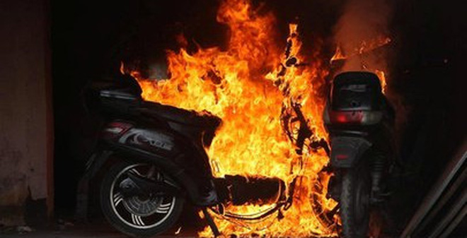 Hình ảnh xe máy bị cháy trong nhà