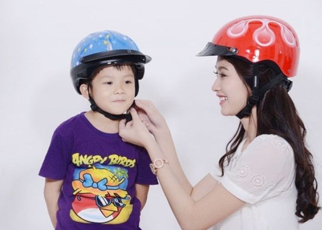 Cha mẹ nên đội mũ bảo hiểm cho bé khi ra đường